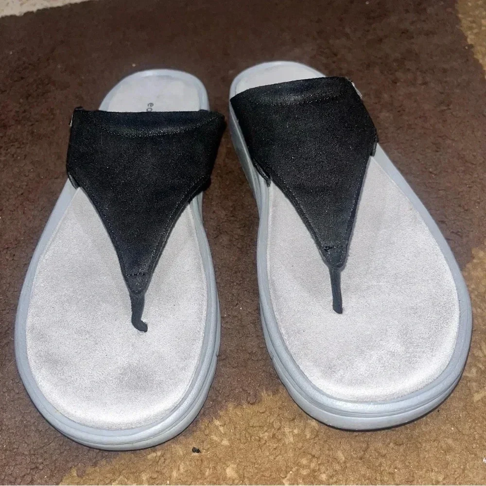 Easy spirit women’s black leather flip flops - Picture 2 of 7